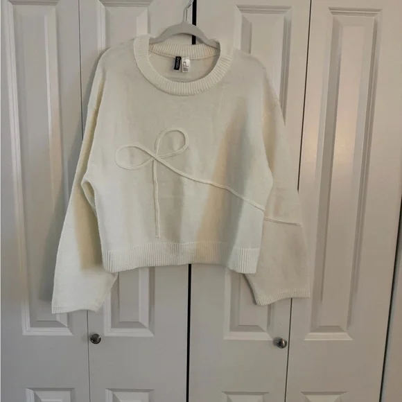H&M White Sweater with Elegant Bow Accent - Picture 1 of 13